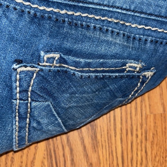 VIGOSS bootcut, low rise jeans. V back pockets. Size 26 - Picture 9 of 14